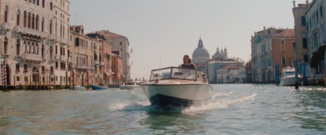 ベネチアでお洒落なボートに乗るエリーズ（アンジェリーナ・ジョリー）